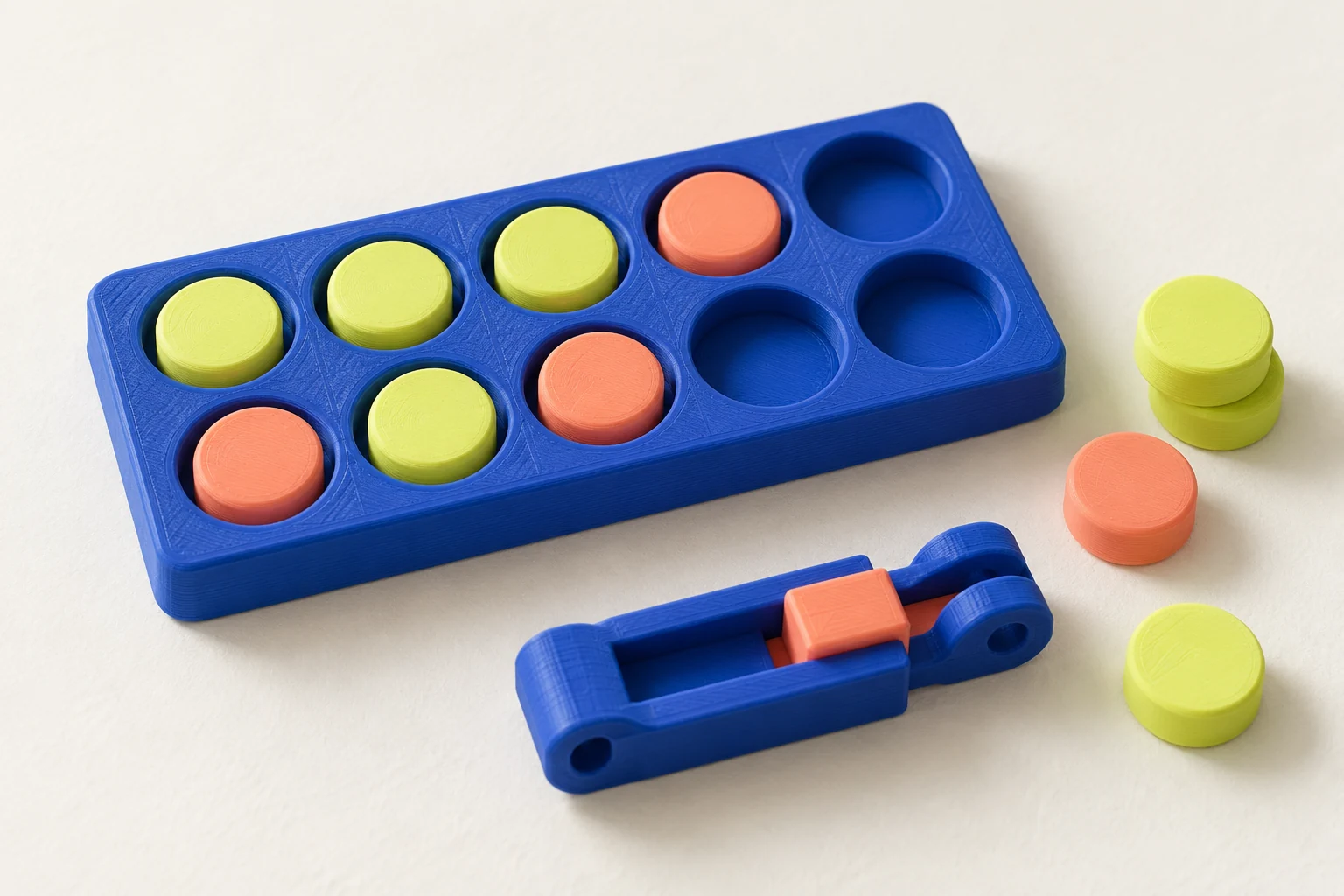 Vue conceptuelle d’un plateau de dix cases, de jetons colorés et d’un petit objet tactile à imprimer en 3D.